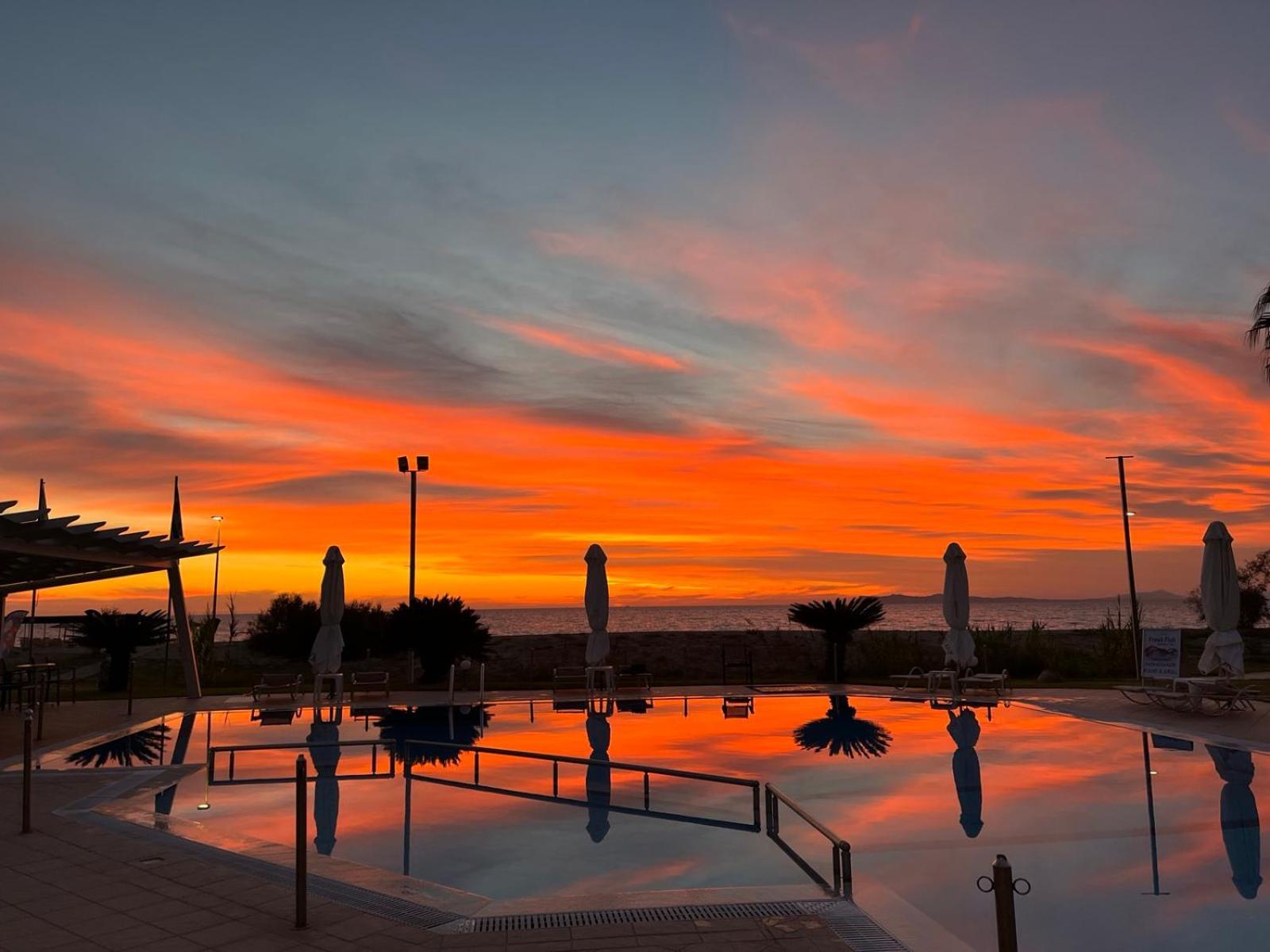 Coralli Hotel Perdika  Buitenkant foto